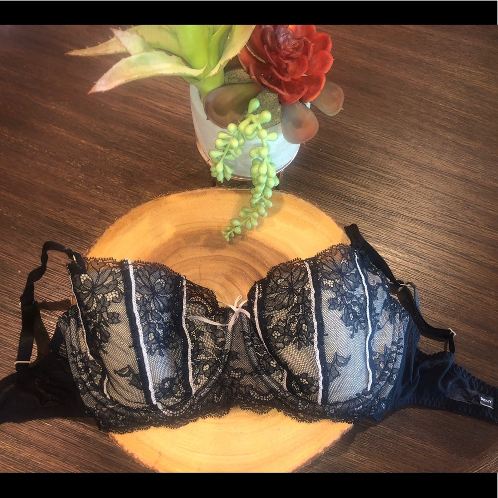 ✅ SOLD!! Like New DKNY 36D Bra